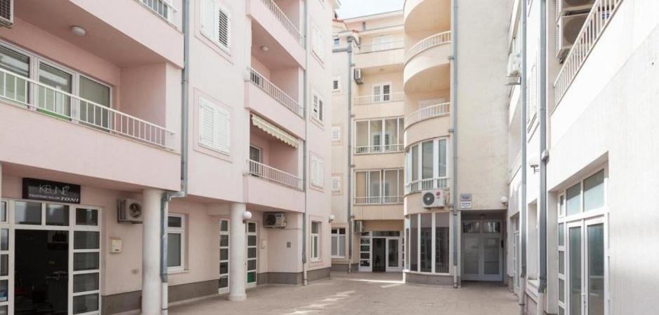 Laura Galileo Blizu Centra I Plaze